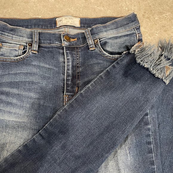 Free People Size 27 Frayed hem distressed skinny jeans - Picture 2 of 2